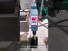 レーザー直径計でゴムホース直径を測定する